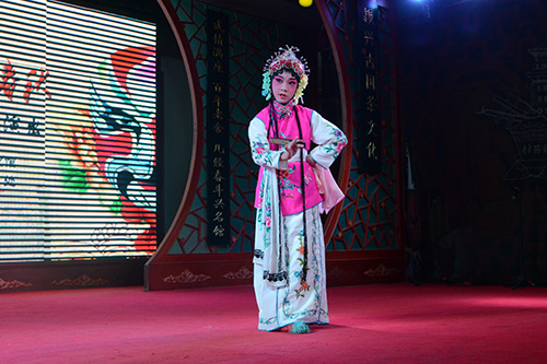 5月27日，“梨园故里话传承 粉墨登场演春秋”京剧专场演出暨“百姓演百姓看”西城区第二文化馆京剧进社区活动在老舍茶馆拉开帷幕。图为金帆团小梅花获得者表演《卖水》。