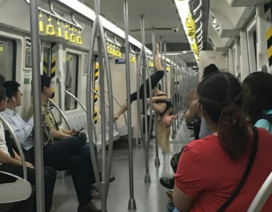 外国 女孩 天津 地铁跳钢管舞  乘客看呆_体育频道