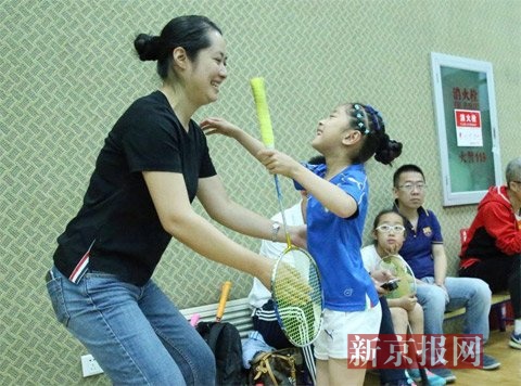 小选手完成比赛，拥抱妈妈。新京报记者 尹亚飞 摄