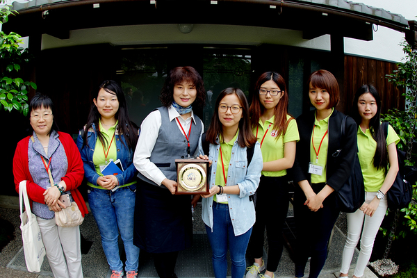 对外经济贸易大学的同学在岛津制作所创业纪念资料馆前合影