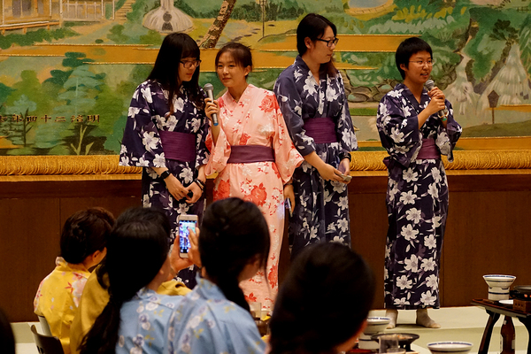 北京工业大学的4名女生在箱根温泉旅馆的联欢会上表演节目