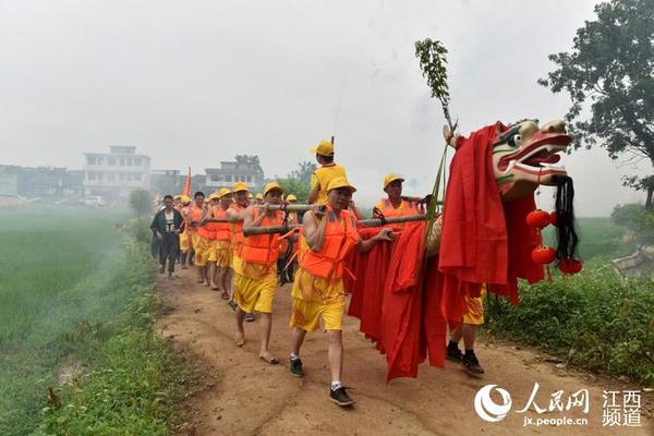 精壮汉子把龙舟扛去湖边