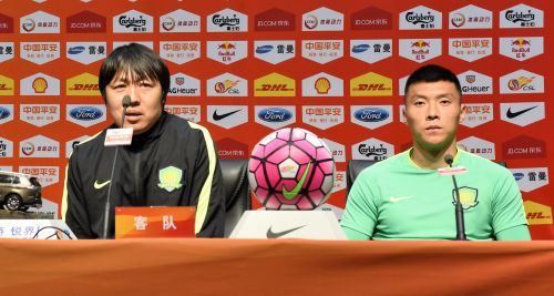 国安队代理主帅谢峰和队员于大宝