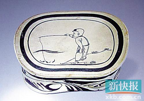 ■河北省博物馆藏金代白地黑绘童子钓鱼椭圆形画枕