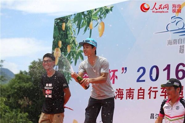 开启香槟庆祝比赛完美闭幕