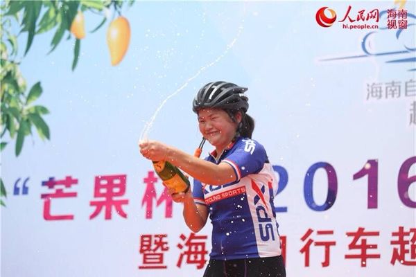 开启香槟庆祝比赛完美闭幕