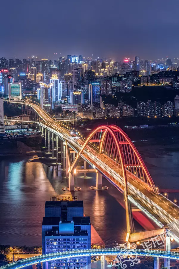 光影交错的山城夜景。 姜楠 摄 华龙网发