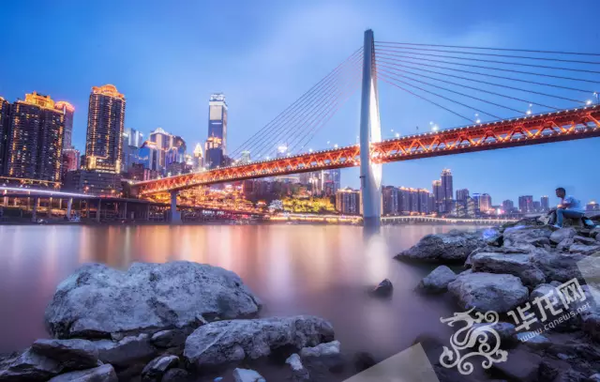 重庆的桥梁与夜景。 姜楠 摄 华龙网发