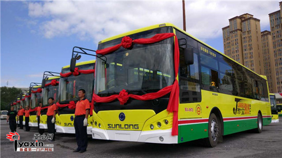 5月29日上午，在乌鲁木齐王家梁片区停车场，50辆崭新的新能源公交车正式发车。亚心网首席记者 张万德 摄