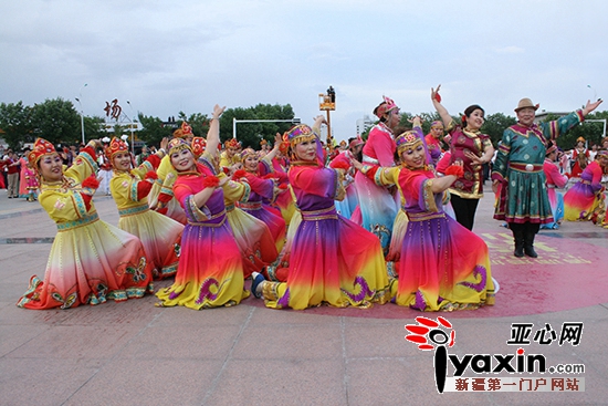5月26日，塔城市民在文化广场上尽情舞蹈。