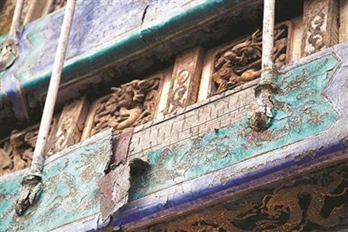 涵虚牌楼表面的油饰彩画黯淡无光，并出现剥落。王斌摄 图片来源：北京青年报