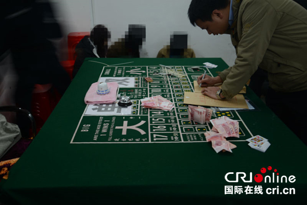 　　东莞市公安机关侦破蔡某强开设赌场案。