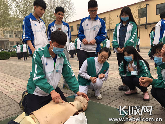 河北省人民医院志愿者为社会单位培训急救知识