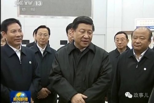 右一为张少军