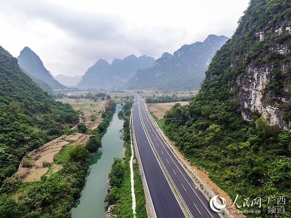 广西崇左至靖西高速公路建成通车