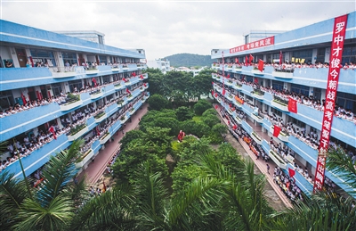 2千学生减压砸1吨西瓜 景区:解决滞销难题 不浪费