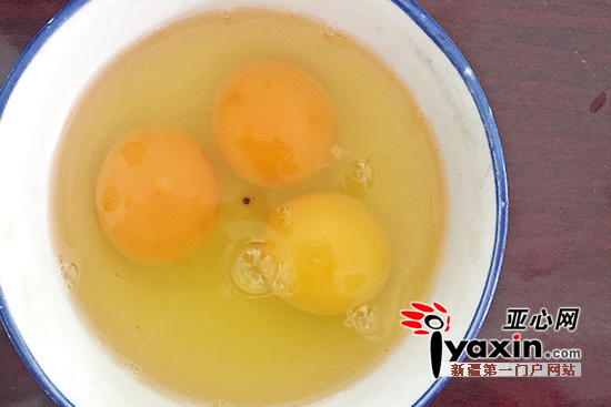 青年路农贸市场买的两种土鸡蛋和普通鸡蛋（右一）对比图。亚心网记者 吴佩涵 摄