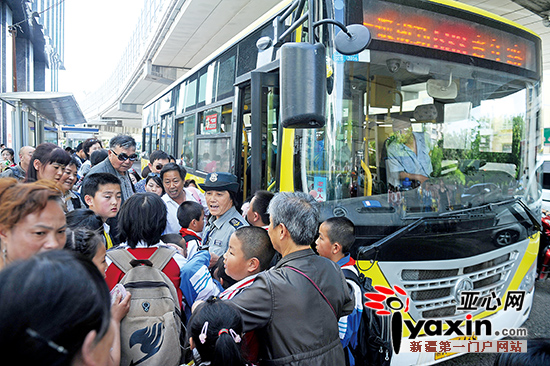 5月28日18时许，533路青年路站挤满了准备上车的乘客。亚心网记者 豆兴军 摄