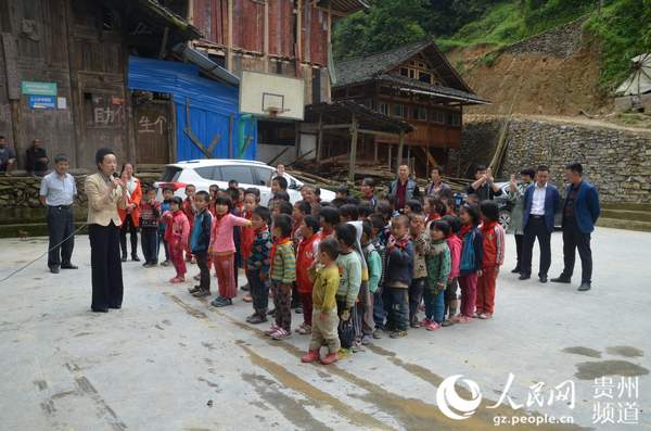 贵阳情景英语学校到李子小学与留守儿童互动现场