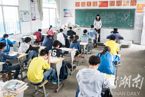 5月27日，岳阳县杨林乡中心学校，余春霞在教室内监考。