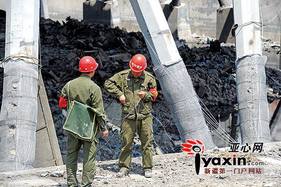 昨日14时，爆破施工人员在冷却塔脚下连接起爆线。亚心网首席记者 张万德 摄