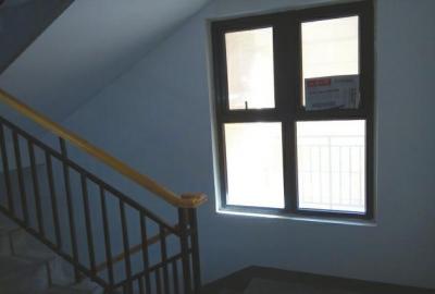 楼梯口窗户很矮，翻窗就可以进入徐先生家的阳台。