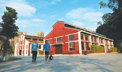 由旧厂房改建成的农民画馆、戏馆。