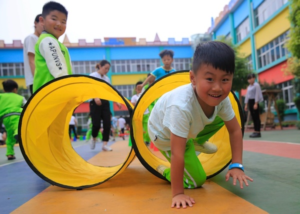 5月31日,河南省平顶山市宝丰县一家幼儿园的小朋友在锻炼爬行能力。