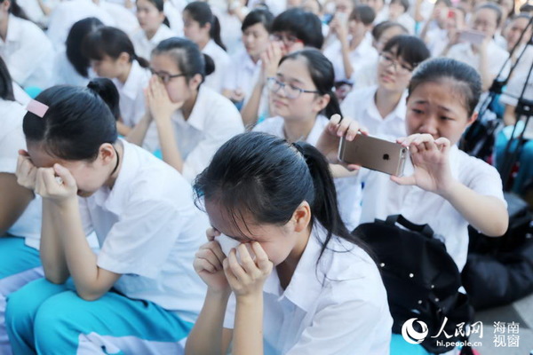听着朝夕相对的老师诗朗诵，台下学生泣不成声