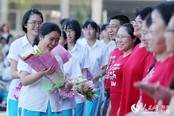 即将踏入高考考场的高三毕业生将鲜花送给辛勤了三年的老师们