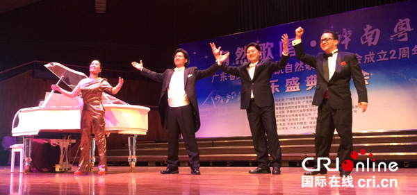 曹凯与傅春华、夏先海、冯锦新三大男高音同场飙歌。