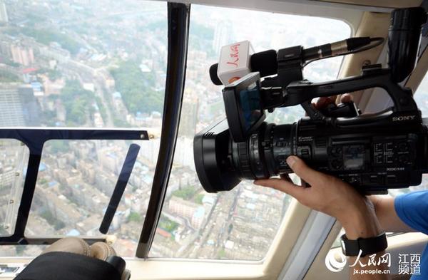 本网AC311直升机上感受瓷都千年韵味。