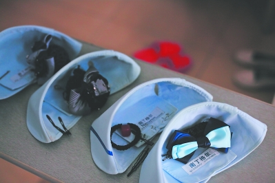 中午,部分辛苦了一上午的护士们也抽空睡个午觉。南丁格尔精神是支撑着她们坚持下去的力量。