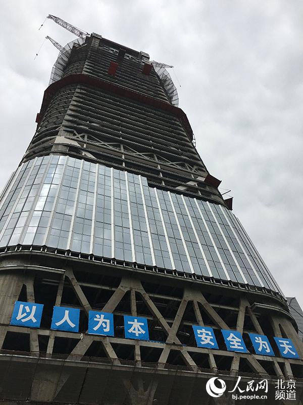 6月1日，北京市住建系统“安全生产月”在CBD核心区的中国尊项目拉开帷幕，今年的活动主题是“筑牢安全基础，促进协同发展”。