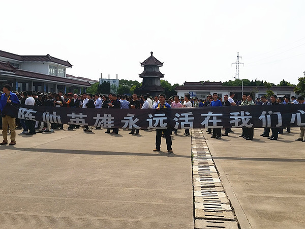 群众自发送别陈帅烈士