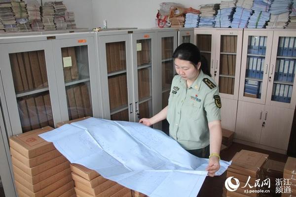 孙蔚目前主要负责下沙开发区消防大队工程审核工作，开发区新建工程较多，孙蔚每天都要看很多的工程材料，并去现场检查。赵倩 摄