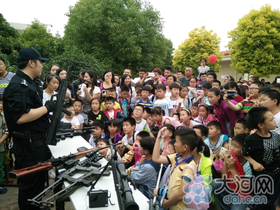 平顶山公安局开展童心向警营 平安进家庭活动