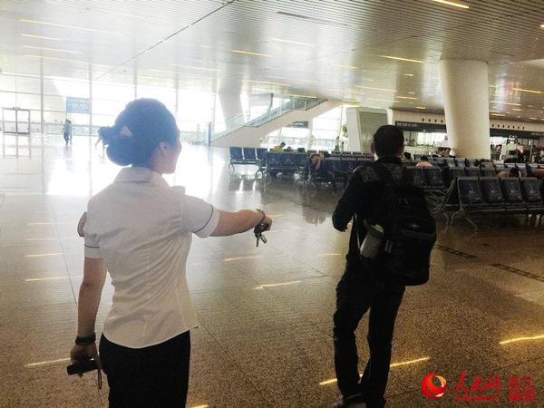 碰到有旅客在候车室吸烟，杨咪立刻制止。