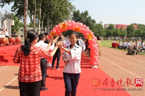 济南七中学生走过龙门，接受老师的祝福