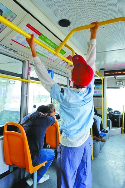 武汉:7旬老太在公交车上做引体向上(图)|公交车