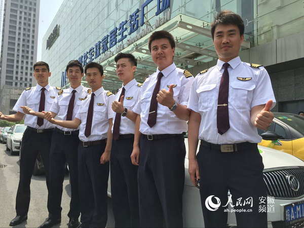 安徽启动绿丝带爱心送考 飞行员志愿者成焦点