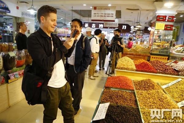 　　新疆国际大巴扎的新疆干果市场（央广网记者 张雷 摄）