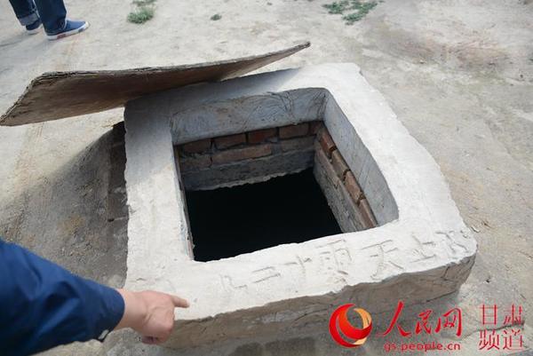 布塄沟村民曾用来储备饮用水的蓄水池(李东京 摄)