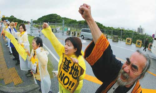 资料图：冲绳民众在美军基地前抗议