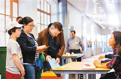 瑞士全民公投是否每月 给每个成人发1.68万元