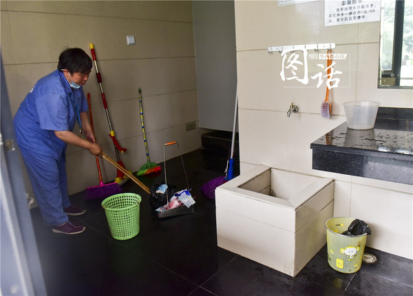 金牛警方和成都市三医院医护人员相继赶到现场,女婴随即被送上救护车。医护人员说,经过初步检查,女婴体征健康,暂未发现重大身体缺陷。医护人员随后把孩子送往福利院。目前,孩子正在成都市妇女儿童中心医院接受监护和检查。 母亲在哪? 一个女人曾在厕所洗手 眼镜上沾有血 这么乖的娃儿,当妈怎忍心遗弃?人们四处打探着女婴母亲,但一个多小时过去了,没有任何消息。 寇女士说,进入厕所的时候,她看见一个女人正在厕所门口的水池洗手,她30岁左右,扎着马尾辫,穿着裙子,胳膊和眼镜上都沾了血,旁边的垃圾桶里塞满了带血的纸。