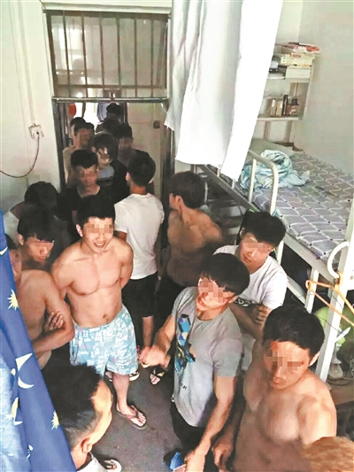 将行窃男子控制后，学生在宿舍内对其进行询问图片来源/网友back_g
