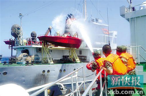 ■海警44101舰用水炮驱赶外籍船只。    通讯员供图