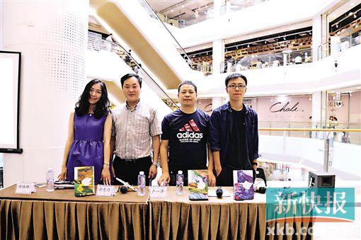 ■5日在广州购书中心,三位作家谢络绎(左)、卢一萍(右二)和双雪涛(右一)与文学批评家谢友顺教授(左二)展开对谈。