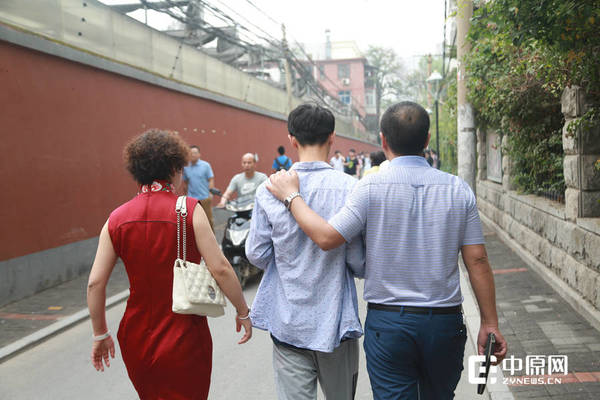 拍拍孩子的肩膀，为他助一臂之力。